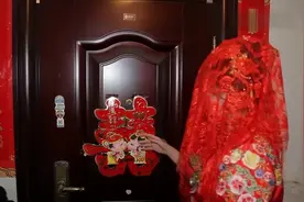 新娘在门外一声声妈的喊，婆婆迟迟还不开门，这是什么习俗？视频封面