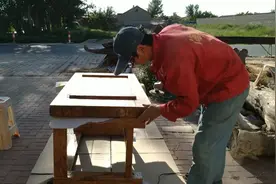 老榆木平板桌头遍漆后的二次抛光，知道为什么这样吗？库存视频。