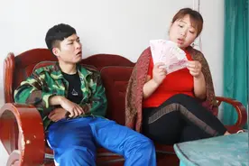 媳妇问老公，狮子和猪关在一起第二天狮子为什么死了？太逗了视频封面