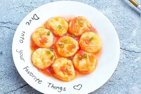 玉子豆腐上裹上一层淀粉直接煎，豆腐不破不碎，滑嫩可口味道鲜