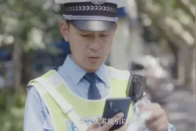交警都是与时俱进呀，违规需要发朋友圈集满五十个赞才放行