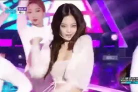 Jennie《SOLO》打歌舞台，舞蹈和唱歌实力还是很强的，眼神很抓人视频封面