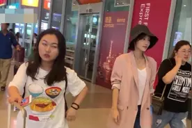 张嘉倪机场“紫菱”附体  粉色西服配紫裤视频封面