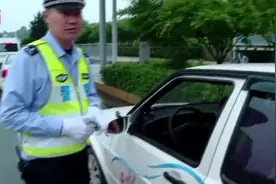 不按规定上路练车，驾校教练被罚200元，违规可打122举报视频封面