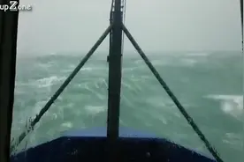 惊涛飓浪，第一视角记录轮船遭遇海上暴风雨的壮观景象合集视频封面