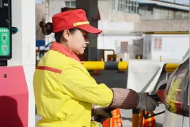 很多车主加完油直接走，会让员工偷着乐？别再吃亏了！视频封面