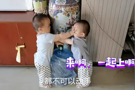 双胞胎打架！小宝成功偷袭了大宝，大宝被打的措手不及哇哇大哭！视频封面
