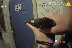 美国警察执法实录第十四期  警察破门而入视频封面