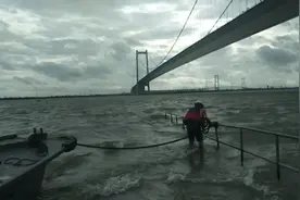台风天气南沙大桥桥底观海，大哥驾小艇乘风破浪