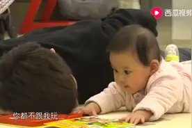 小时候的咘咘肉嘟嘟的好可爱，爸爸怎么玩，她都不会哭。视频封面
