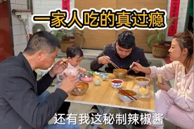 婆婆做了一锅咸疙瘩汤，简单易学又好吃，配上咸鸭蛋味道美极了！