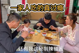 婆婆做了一锅咸疙瘩汤，简单易学又好吃，配上咸鸭蛋味道美极了！