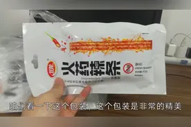 河南小伙给大家介绍一款当地不错的美食-卫龙辣条