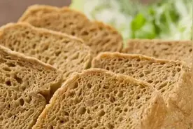 3块钱一斤的干面筋泡一大碗，加八角香料简单做做，感觉比肉好吃