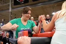 猛女掰手腕对决，比赛让现场男人都佩服视频封面