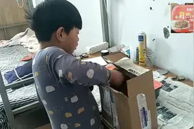 大宝宝教大家如何去做自热米饭，超级好吃呦！