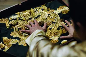 傅将军纵容太子起军造反，太子看到将军献上的龙袍，决心坚定了视频封面