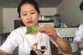 烤肉吃不完回锅一下，一顿简单的美餐就好了视频封面