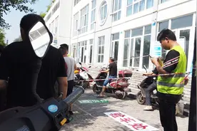 重庆电动自行车开始集中上牌买保险，无牌驾驶的电动车将消失掉了视频封面
