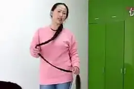 1.8米超长发大妈剃光头视频视频封面