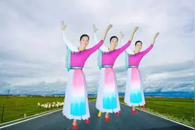 彩云霞原创广场舞《我祝祖国三杯酒》背面演示