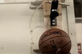 NBA里的篮球怎么生产的，来看斯伯丁总部生产线就知道了视频封面