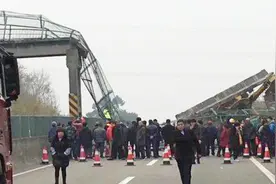突发！施工车撞垮成渝高速跨线天桥 成都至重庆方向断道视频封面