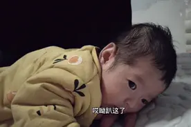 给两个月宝宝练习抬头，只蹬腿撅屁股，宝宝要加油哦