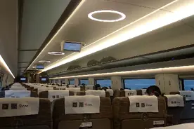 高铁列车座位号旁的小灯代表啥意思，复兴号的贴心细节，你知道吗
