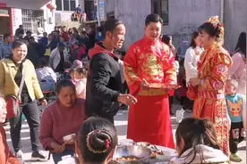 贵州黔东南农村结婚敬酒过程，新郎新娘伴娘齐上阵，很多人没见过视频封面
