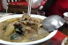 看大杨林的午餐，妈妈做的香菇粉条冬瓜炖鸡块，好吃的很！