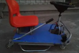 广场公园里玩的疯狂万能漂移车改变成 电动滑冰车也叫冰陆两用！视频封面