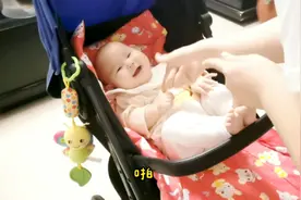 玩亲子游戏，宝宝却总想逃跑，最后居然累的放屁崩出屎来视频封面