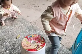 双妹去称体重，自以为识称，结果拿称当玩具😄视频封面