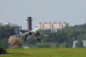 意外！俄军苏-57表演暴力降落空中打开减速伞，重重砸向跑道