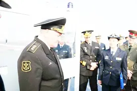 俄海军司令来辽宁舰参观，脸上却有些挂不住了，他看到了什么？视频封面