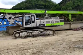 旋挖机上板车老司机又快又稳。中联280