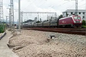 深圳开来的T398次列车从京九铁路赣州站发出，终点站为青岛站视频封面