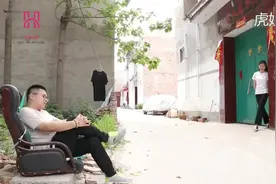 美女拖欠小伙五元钱，小伙坐家门口等，两人都是人才啊视频封面