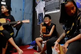 国外儿童乐队吉他伴奏翻唱枪花乐队经典，小伙子这是你人生巅峰啊视频封面