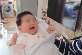 宝宝出生65天活泼好动，说笑就笑，孩子真是越来越好玩了