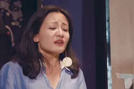 男子用奇特的方式向美女表白，把美女给感动的泪流不止…