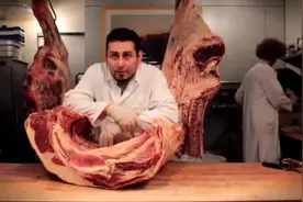 实拍国外屠夫日常工作：分解大块牛肉过程