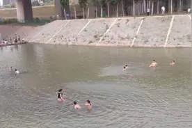 贾鲁河这个地方，成了孩子们夏天避暑游泳的好地方，水质不咋地视频封面