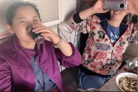 傻妞房车自驾西藏，竟然在高原上喝起了酒还没少喝，喝完后悔了视频封面
