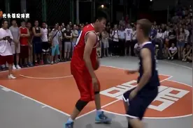 “街球王”吴悠组队挑战美国街球高手，结果被老外完虐，真丢人视频封面