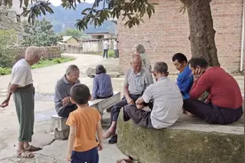 村里最八卦的地方，是老年人消遣时间的好地方，每天玩得不亦乐乎