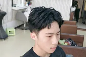 高颜值瓜子脸男生，换了款“四六分”发型，百搭帅气时尚又阳光