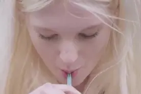 俄罗斯“最美学妹”！这个女孩凭一张“亚洲娃娃脸”爆红网络视频封面