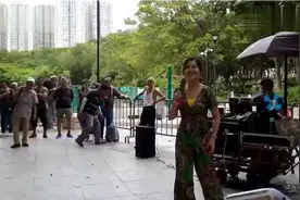 丰韵湖南妹子香港街头表演，翻唱民歌《南泥湾》人美歌声悠扬动听视频封面